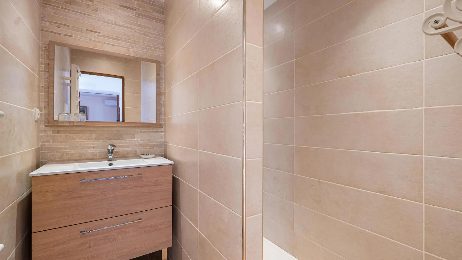 Awesome Home In Peymeinade With Wifi